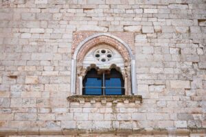 La spoliazione delle colonne delle bifore