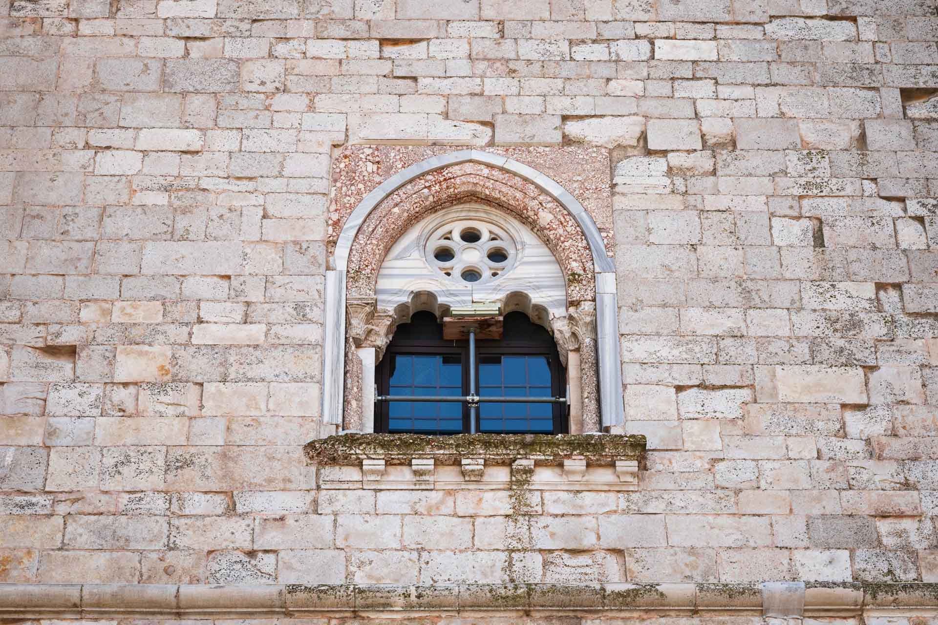 La spoliazione delle colonne delle bifore